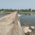 सातारा पिंपरे बुद्रुक व पुणे जिल्ह्यातील पिंपरे खुर्द यांच्यामधील निरा नदी बंधाऱ्यावर संरक्षण कडे नसल्याने बसवण्यासाठी नागरिकांची मागणी?