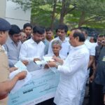 उपमुख्यमंत्री अजित पवार यांच्या हस्ते वन्य प्राण्यांच्या हल्ल्यात मृत पशुधनाच्या नुकसान भरपाईचे धनादेश वाटप*