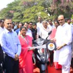 उपमुख्यमंत्री अजित पवार यांच्या हस्ते आशा स्वयंसेविकांना ई-स्कुटरचे वाटप