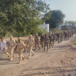 वडगाव निंबाळकर पोलीस स्टेशनच्या वतीने आगामी लोकसभा निवडणुकीच्या पार्श्वभूमीवर पदसंचलन.