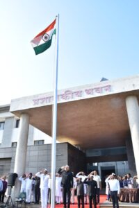 *महाराष्ट्र दिनानिमित्त बारामती येथे राष्ट्रध्वजास मानवंदना*
