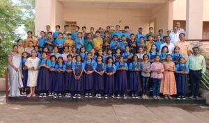 रोपे वाटून नवागतांचे स्वागत