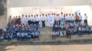 करंजे येथील सेवाभावी संस्थेच्या वतीने शालेय साहित्य वाटप.