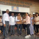 *काकडे महाविद्यालयात इयत्ता अकरावीच्या विद्यार्थ्यांचे गुलाब पुष्प देऊन स्वागत*.