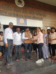 *काकडे महाविद्यालयात इयत्ता अकरावीच्या विद्यार्थ्यांचे गुलाब पुष्प देऊन&hellip;