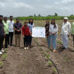 बारामती ! कृषीदिनानिमित्त शेतकऱ्यांना कृषीकन्यांकडून फवारणीबाबत मार्गदर्शन .