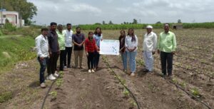 बारामती ! कृषीदिनानिमित्त शेतकऱ्यांना कृषीकन्यांकडून फवारणीबाबत मार्गदर्शन .