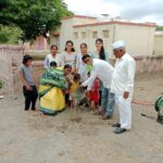 सदोबाचीवाडी (होळ) येथे कृषीकन्यांमार्फत वृक्षारोपण