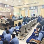 तहसीलदार गणेश शिंदे यांनी साधला विद्यार्थ्यांशी संवाद