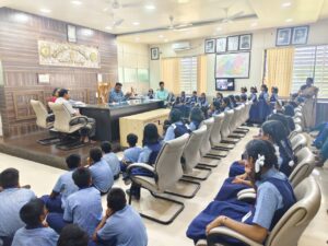 तहसीलदार गणेश शिंदे यांनी साधला विद्यार्थ्यांशी संवाद