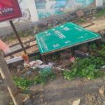 बारामती ! वडगांव निंबाळकर मध्ये गावांची दिशा दर्शविणाऱ्या फलकाची दूरअवस्था ; पी डब्ल्यू डी प्रशासनाचे दुर्लक्ष .