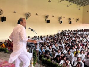 कामाच्या बाबतीत दुसरा कुणी आमदार आपला हात धरू&hellip;