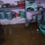 डॅम चे काम चुकीच्या पद्धतीने केल्यामुळे शेंडकरवाडी येथील नागरिकांच्या घरांमध्ये शिरले पाणी.