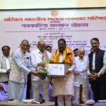 भरत निगडे यांना ‘संतोष पवार आदर्श प्रसिद्ध प्रमुख’ पुरस्काराने सन्मानित मुंबईत झालेल्या समारंभात शरद पवार यांच्या हस्ते पुरस्कार प्रदान
