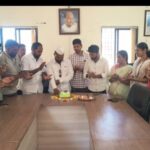 ग्रामपंचायत च्या हॉलमध्ये वाढदिवस केला साजरा. कार्यालय जनतेसाठी की पार्टीसाठी. अमित बगाडे