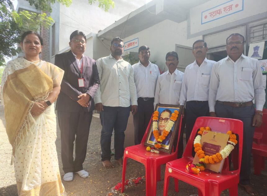 श्री.बाबालाल साहेबराव काकडे दे.विद्यालय निंबुत येथे संविधान दिन उत्साहात साजरा.