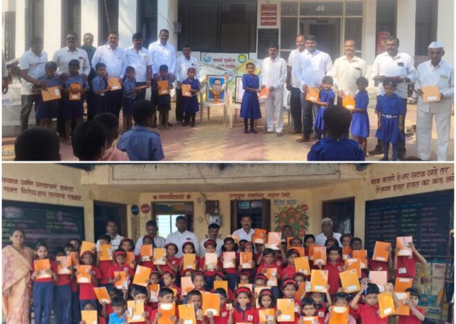 बारामती ! संविधान दिनानिमित्त होळ आठफाटा येथील शालेय विद्यार्थ्यांना वही पेन वाटप .