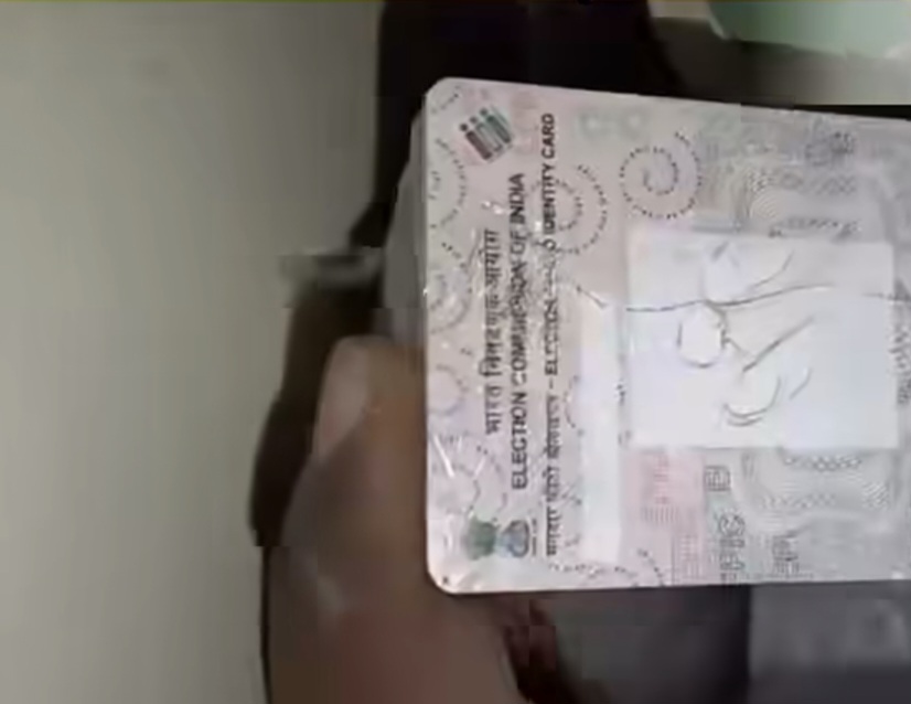 अंधेरीत फ्लश टॅंकमधून सापडले शेकडो ‘ब्लँक वोटर ID कार्ड ‘!!! चर्चा आणि चौकशीची मागणी वाढली