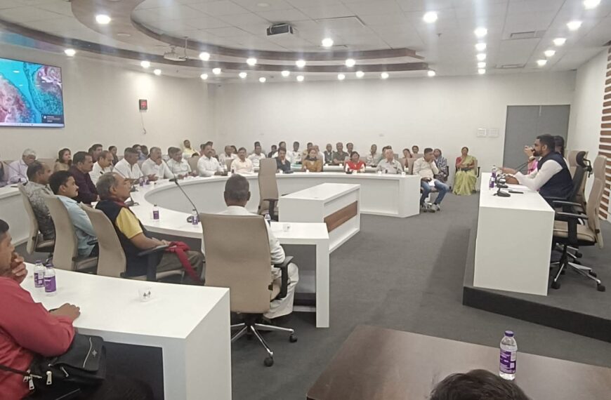 पुरंदर येथील विमानतळ प्रकल्पबाधित शेतकऱ्यांबरोबर जिल्हाधिकारी यांची झाली सकारात्मक चर्चा.