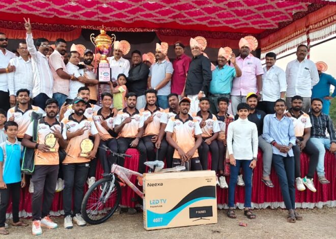 बुवासाहेब हुंबरे मित्र परिवार आयोजित.सोमेश्वर प्रीमियर लीग 2025 चे विजेते संघ 