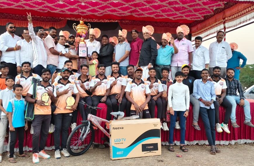 बुवासाहेब हुंबरे मित्र परिवार आयोजित.सोमेश्वर प्रीमियर लीग 2025 चे विजेते संघ 