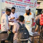 दारू नको दूध प्या म्हणत वर्षाला निरोप देणारा अवलिया