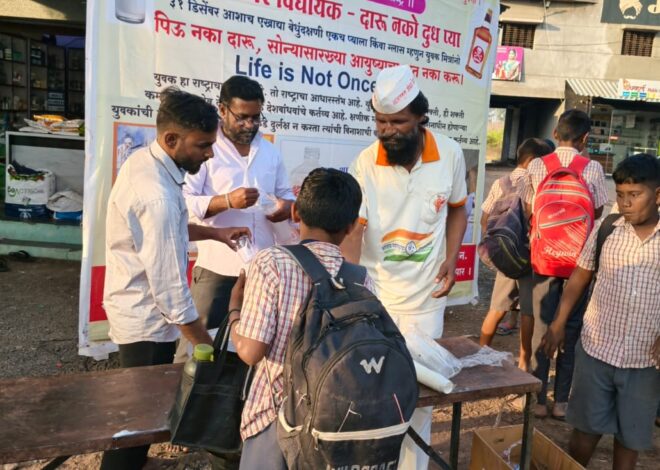 दारू नको दूध प्या म्हणत वर्षाला निरोप देणारा अवलिया