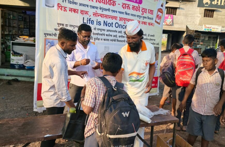 दारू नको दूध प्या म्हणत वर्षाला निरोप देणारा अवलिया