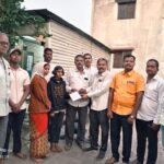 सामाजिक एकतेचा सुंदर नमुना : आगवणे कुटुंबीयांना निंबुत समाजसेवा व्हॉट्सॲप ग्रुपची आर्थिक मदत.