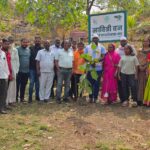 मदने कुटुंबीयांकडून वडिलांच्या अस्थी गंगेत विसर्जित न करता झाडांना विसर्जित.