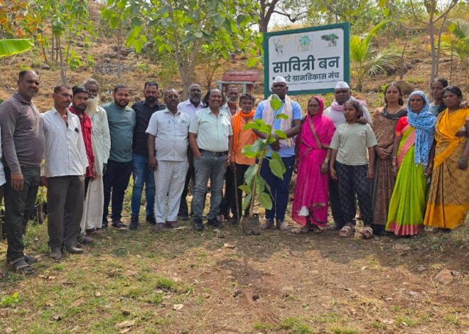 मदने कुटुंबीयांकडून वडिलांच्या अस्थी गंगेत विसर्जित न करता झाडांना विसर्जित.