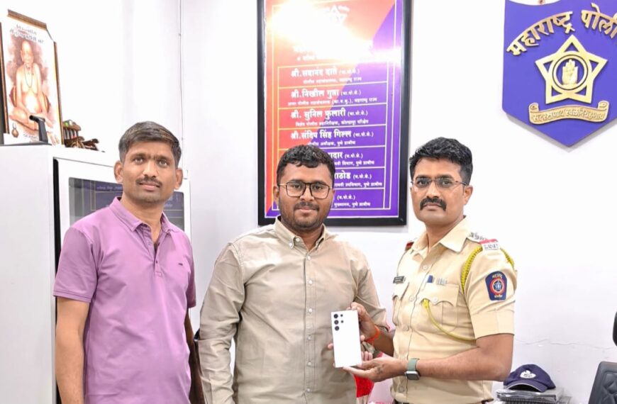 नागरीकांचे 4 लाख 11 रुपये किंमतीचे हरविलेले एकुण 18 मोबाईलचा शोध घेवुन मुळ मालकांना दिले परत, माळेगाव पोलीस ठाणेची कामगिरी