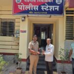 वडगाव निंबाळकर पोलिसांनी नागरिकांचे ४ लाख ५ हजार रुपये किंमतीचे हरविलेले एकूण १३ मोबाईलचा शोध घेऊन केले मूळ मालकांना परत.