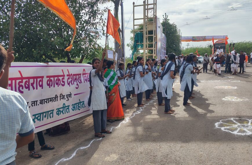 निंबुतमध्ये संत सोपानकाका पालखीचे उत्साहात स्वागत; लेझीमच्या तालावर संविधानाचा जागर!