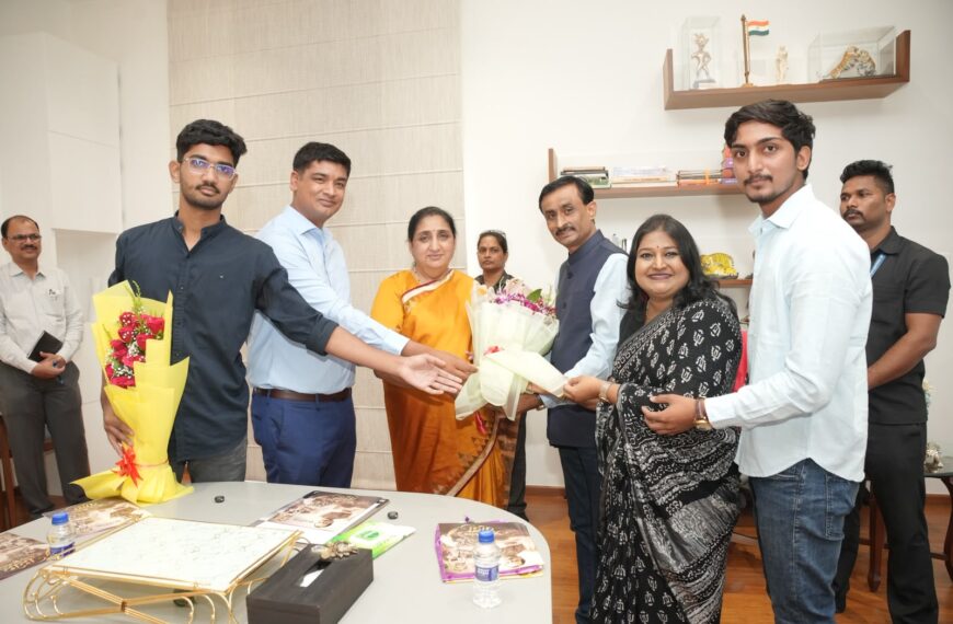 बारामतीच्या यशस्वी विद्यार्थ्यांचा उपमुख्यमंत्री सुनेत्रा पवार यांच्या हस्ते सन्मान.