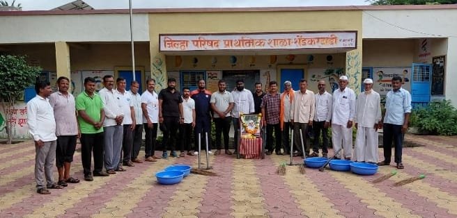 करंजेपूल ग्रामपंचायत अंतर्गत शेंडकरवाङी येथे स्वर्गिय उपमुख्यमंत्री अजितदादा पवार यांच्या जयंतीचे औचित्य साधून स्वर्गिय अजितदादा पवार यांच्या फोटोला अभिवादन करून एक तास गावासाठी उपक्रमाचा ग्रामपंचायत करंजेपूल पदाधिकारी यांच्या उपस्थितीत प्रारंभ करण्यात आला.