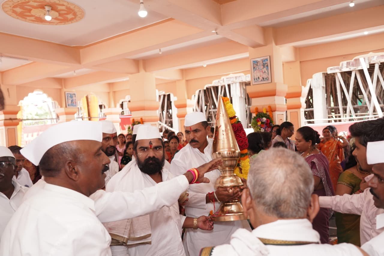 चौधरवाडी येथे श्री हनुमान मंदिर कलश स्थापना सोहळा उत्साहात संपन्न 