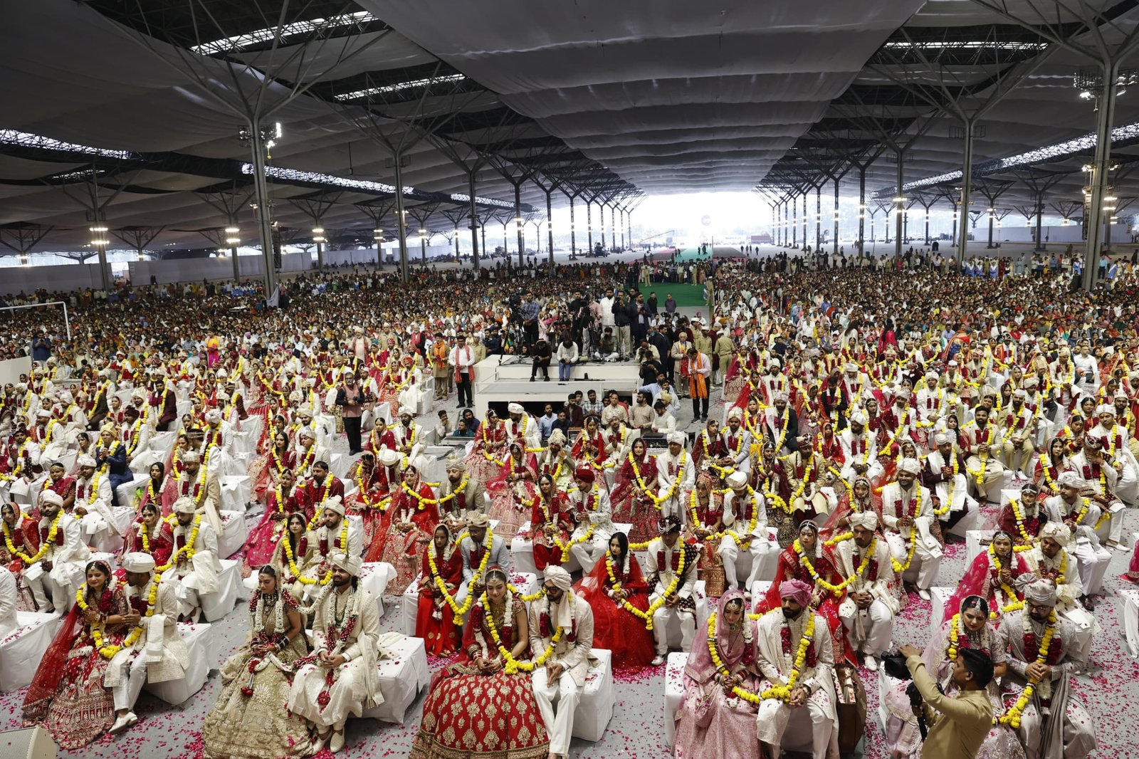 प्रेम, साधेपणा आणि एकत्वाचा संदेश देत संपन्न झाला निरंकारी सामूहिक साधा विवाह सोहळा